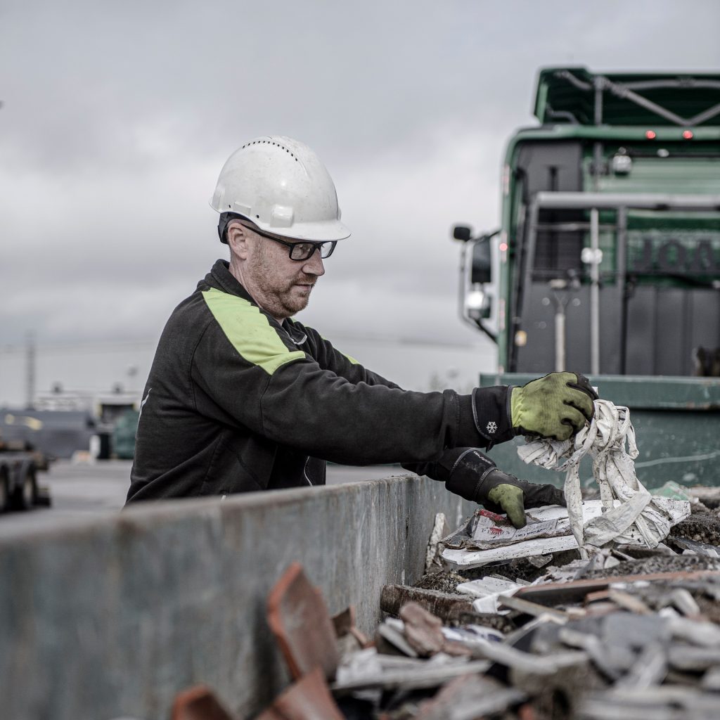 Chaufför plockar i container