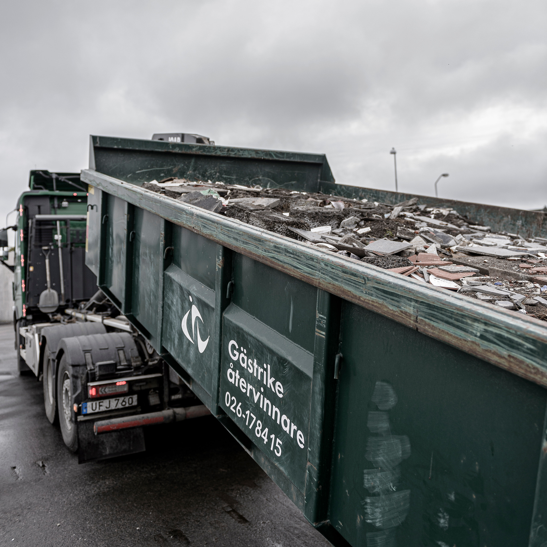 Växelflaksbil med container