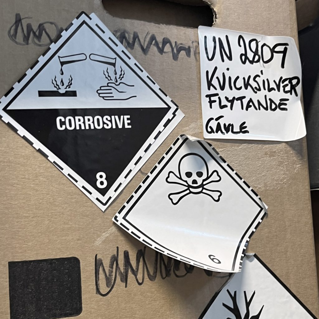 Farligt avfall dekaler på kartong