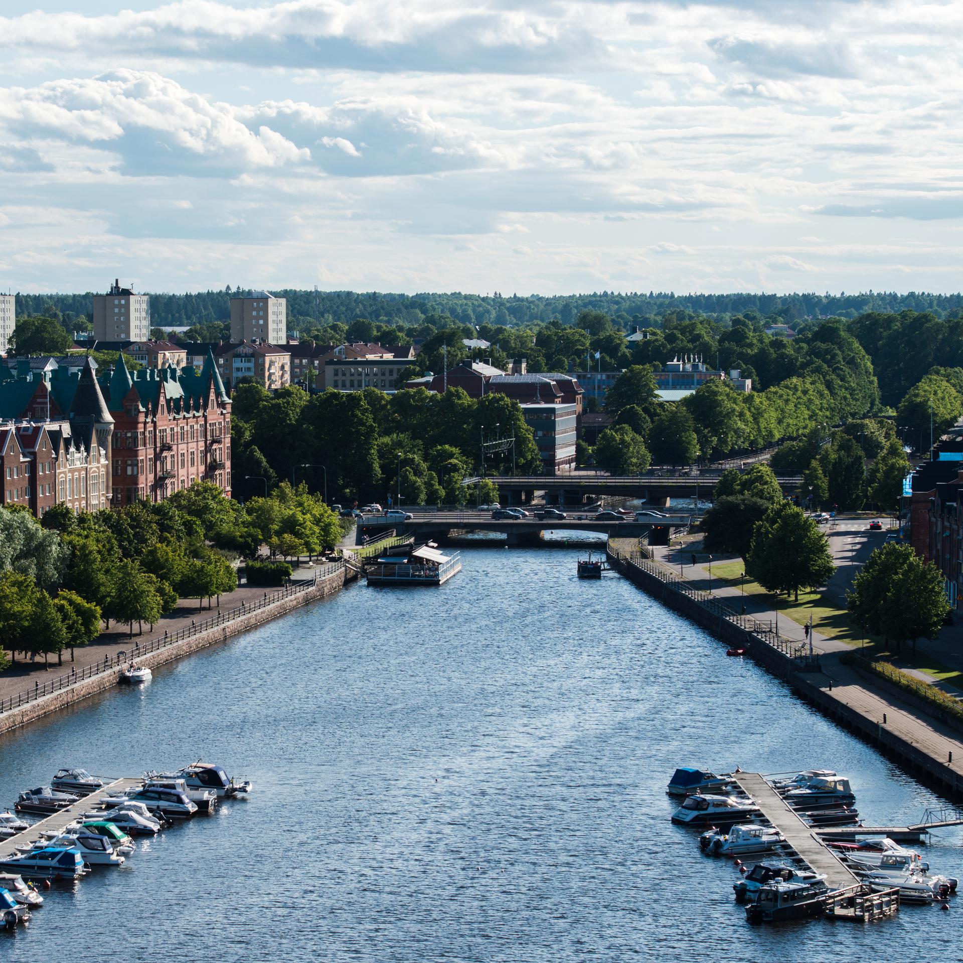 stadsbild från ovan med ån i mitten